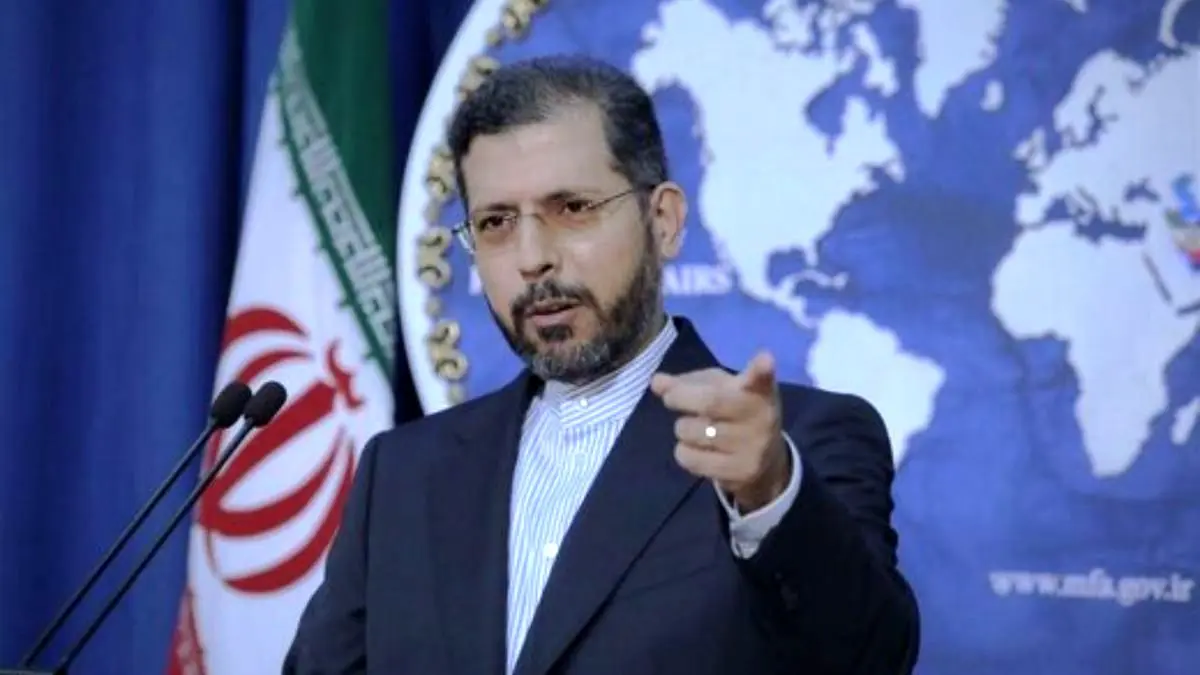 (ویدئو) وقتی سخنگوی وزارت خارجه بطری آب خود را به خبرنگار می‌دهد
