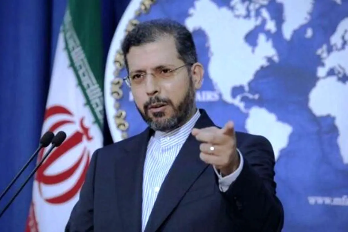 (ویدئو) وقتی سخنگوی وزارت خارجه بطری آب خود را به خبرنگار می‌دهد