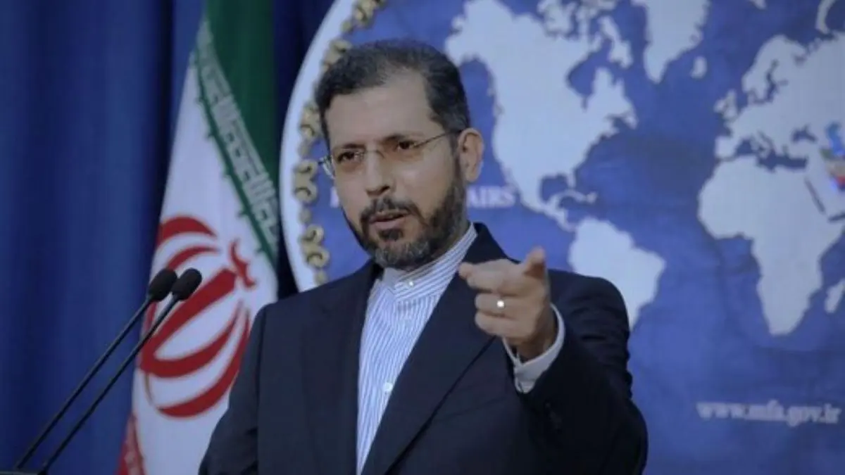 (ویدئو) وقتی سخنگوی وزارت خارجه بطری آب خود را به خبرنگار می‌دهد