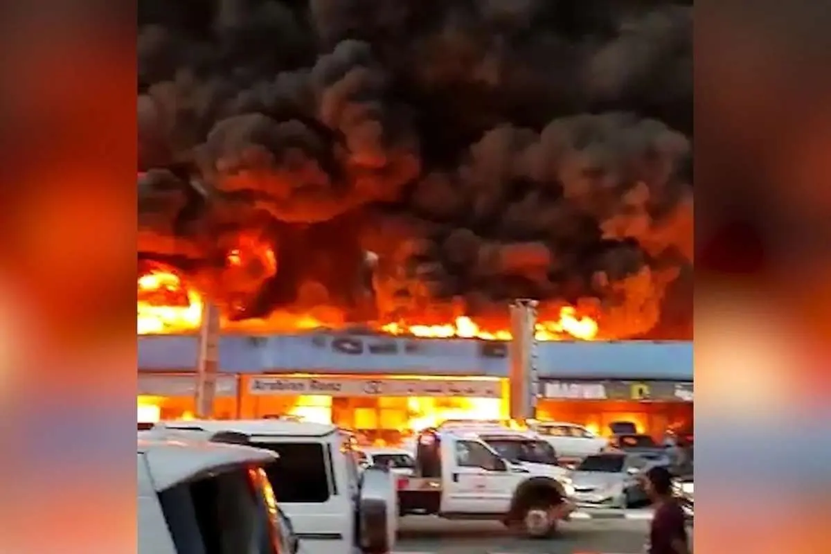 (ویدئو) آتش سوزی در نمایشگاه خودرو دبی؛ ۶۰ خودرو نابود شد
