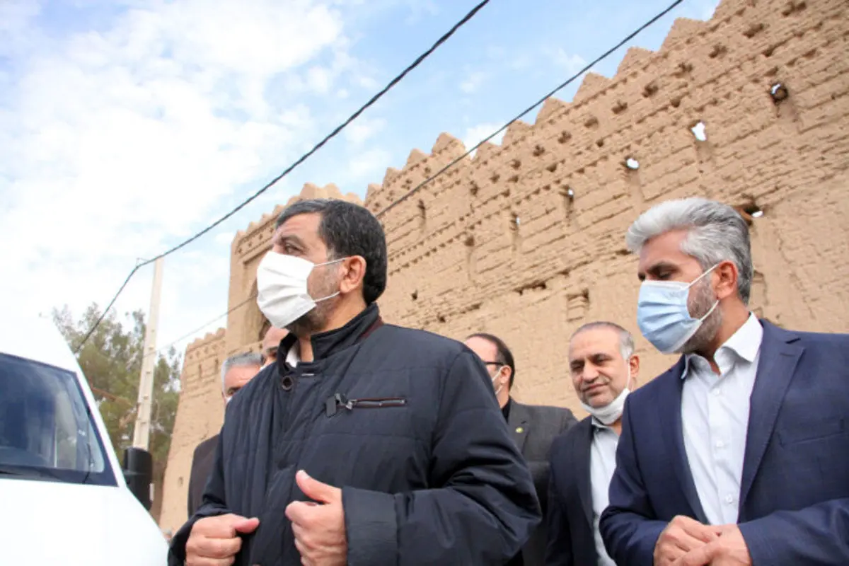 (ویدئو) گفتگوی عجیب ضرغامی با لوطی کلاه مخملی؛ بدخواه داری عکس بده!