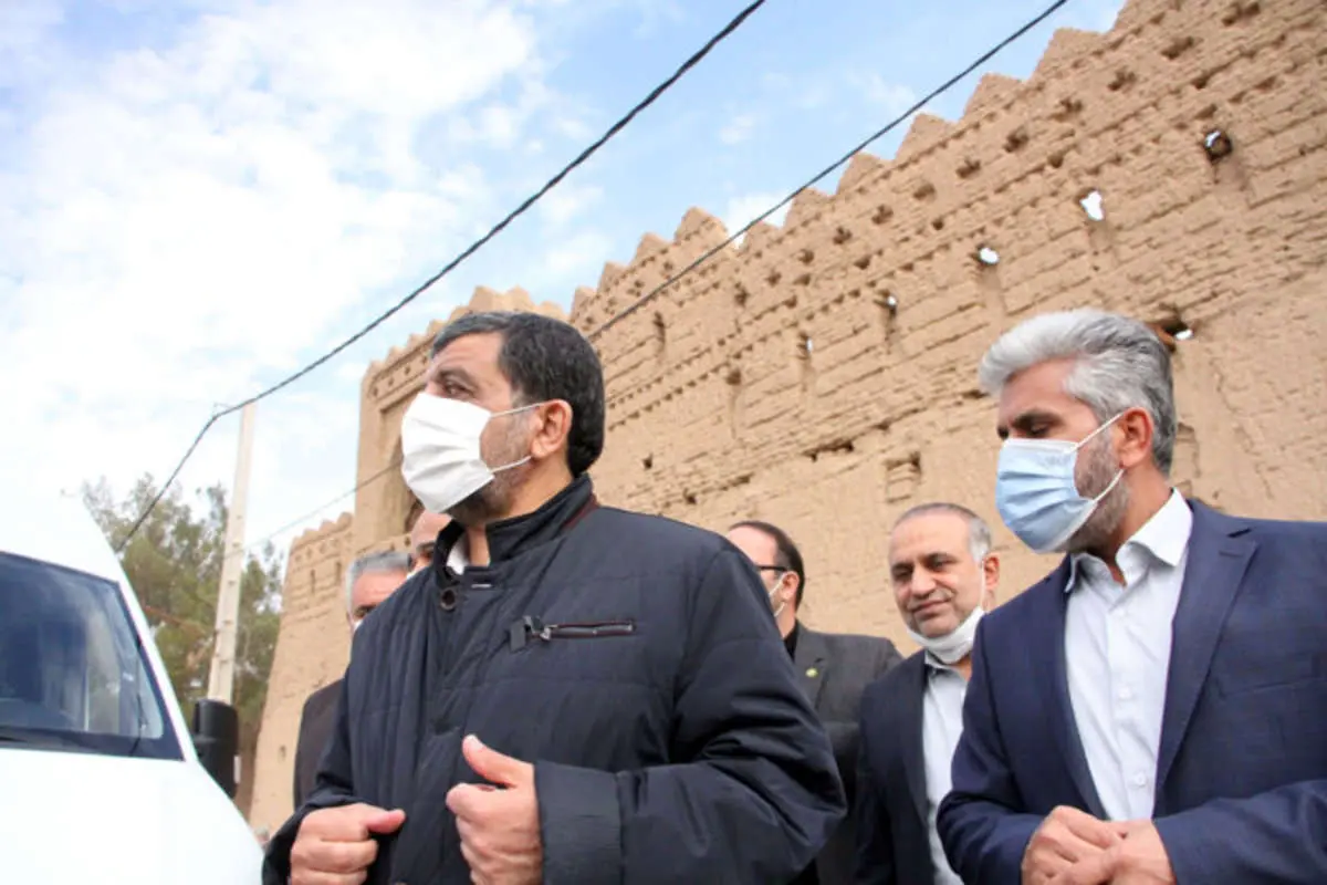 (ویدئو) گفتگوی عجیب ضرغامی با لوطی کلاه مخملی؛ بدخواه داری عکس بده!