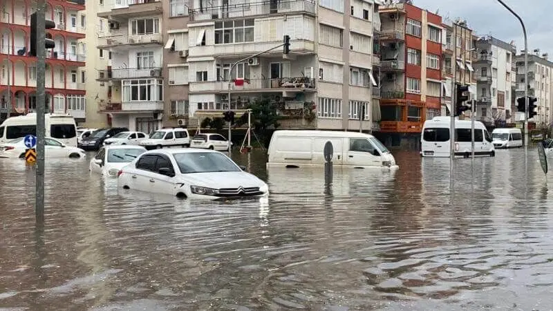 سیل در ترکیه خودروها را با خود برد 