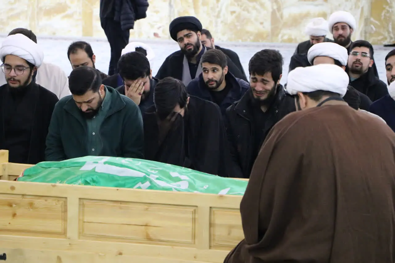 وداع کاظم صدیقی با پیکر پسرش