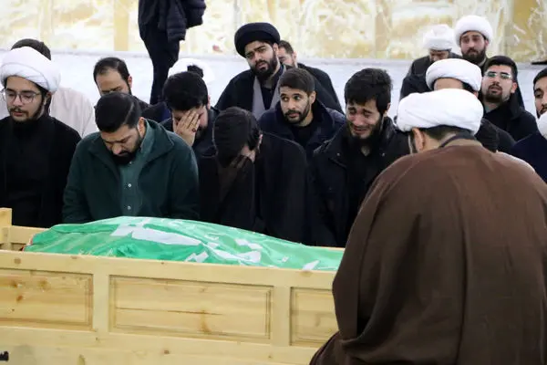 وداع کاظم صدیقی با پیکر پسرش