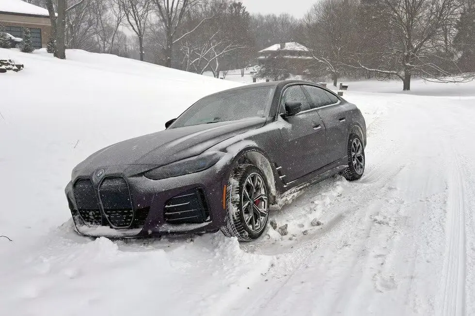 چرا خودروهای برقی در زمستان لیز می خورند؟