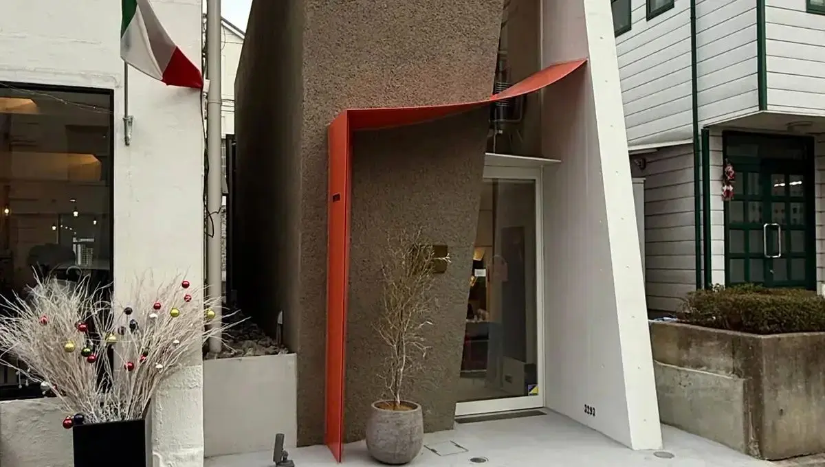 معماری خیره‌کننده فروشگاه باریک پلاتر در توکیو