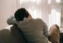 افکار منفی چیست و چرا ذهن ما را درگیر می‌کند؟