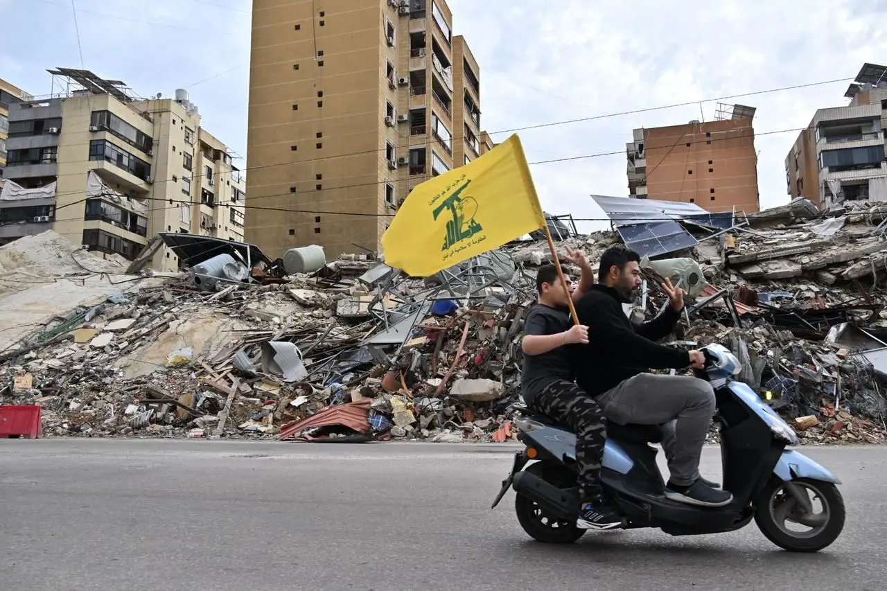 گلایه روزنامه نزدیک به قالیباف از تندروها: ایران، لبنان را رها نکرده  