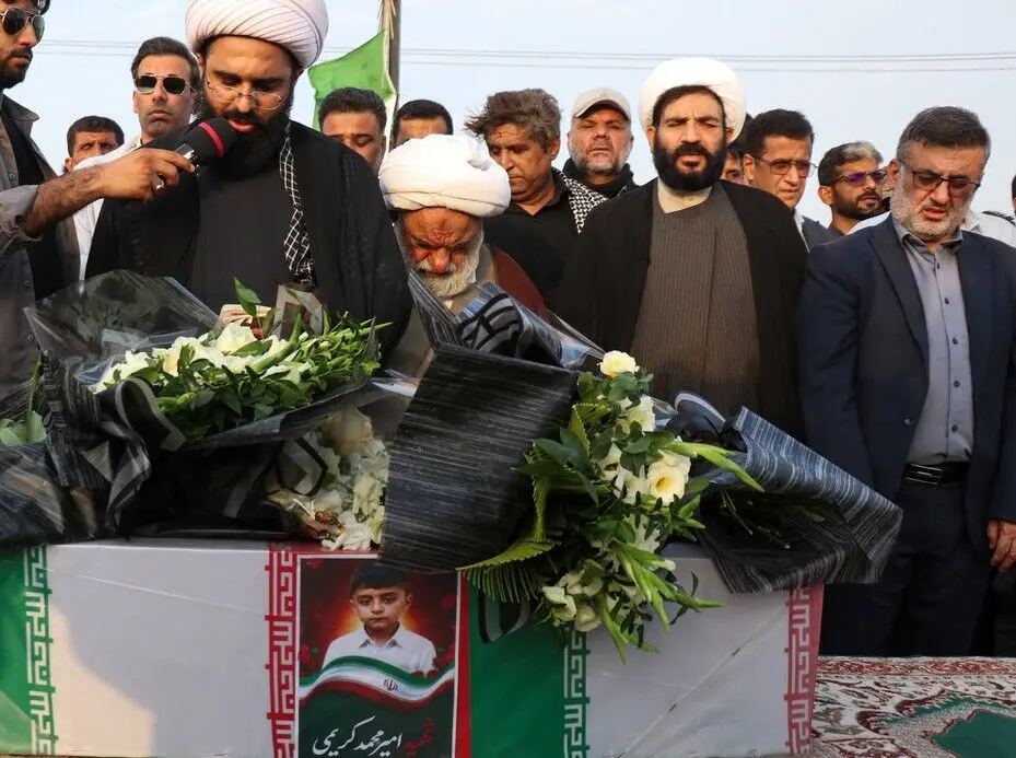 لحظه تدفین پیکر شهید ۴ ساله مراسم عروسی سیریک