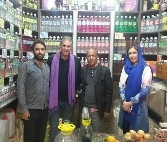 (عکس) کی‌روش و همسرش در گلاب‌گیری کاشان