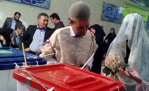آغاز زندگی مشترک زوج جوان از پای صندوق رای