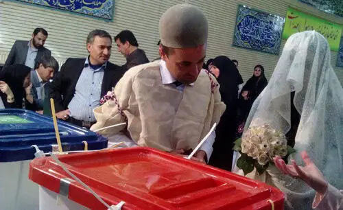 آغاز زندگی مشترک زوج جوان از پای صندوق رای