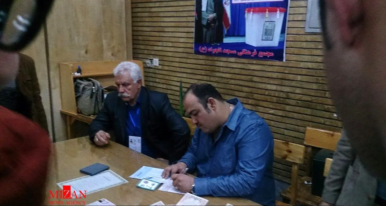 (تصویر) مهران غفوریان در حال نوشتن رای