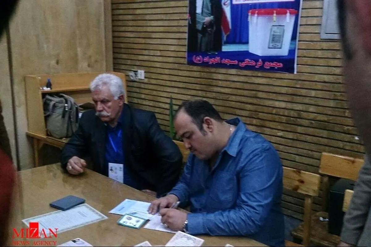 (تصویر) مهران غفوریان در حال نوشتن رای