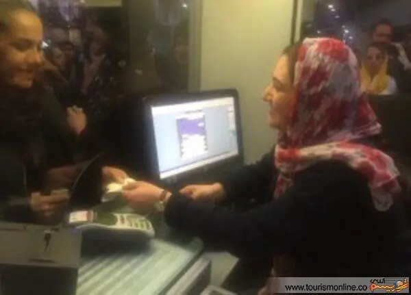 (تصویر) بلیط فروشی باران کوثری