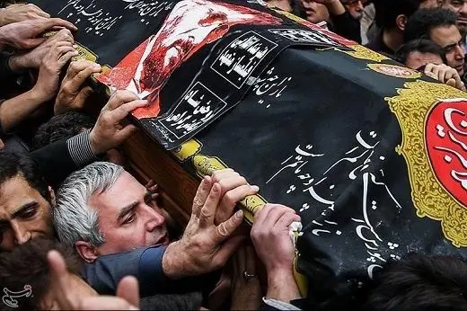 (تصویر) حاتمی‌کیا زیر تابوت فرج‌الله سلحشور