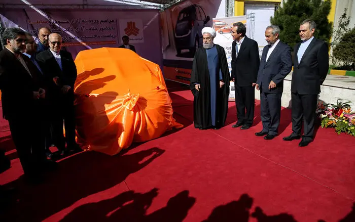 (تصاویر) روحانی پشت فرمان «ساینا»