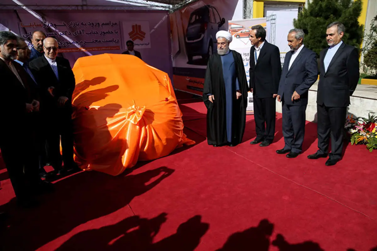 (تصاویر) روحانی پشت فرمان «ساینا»