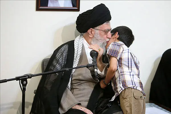 (تصاویر) دیدارخانواده‌ شهدای مدافع حرم با رهبرانقلاب