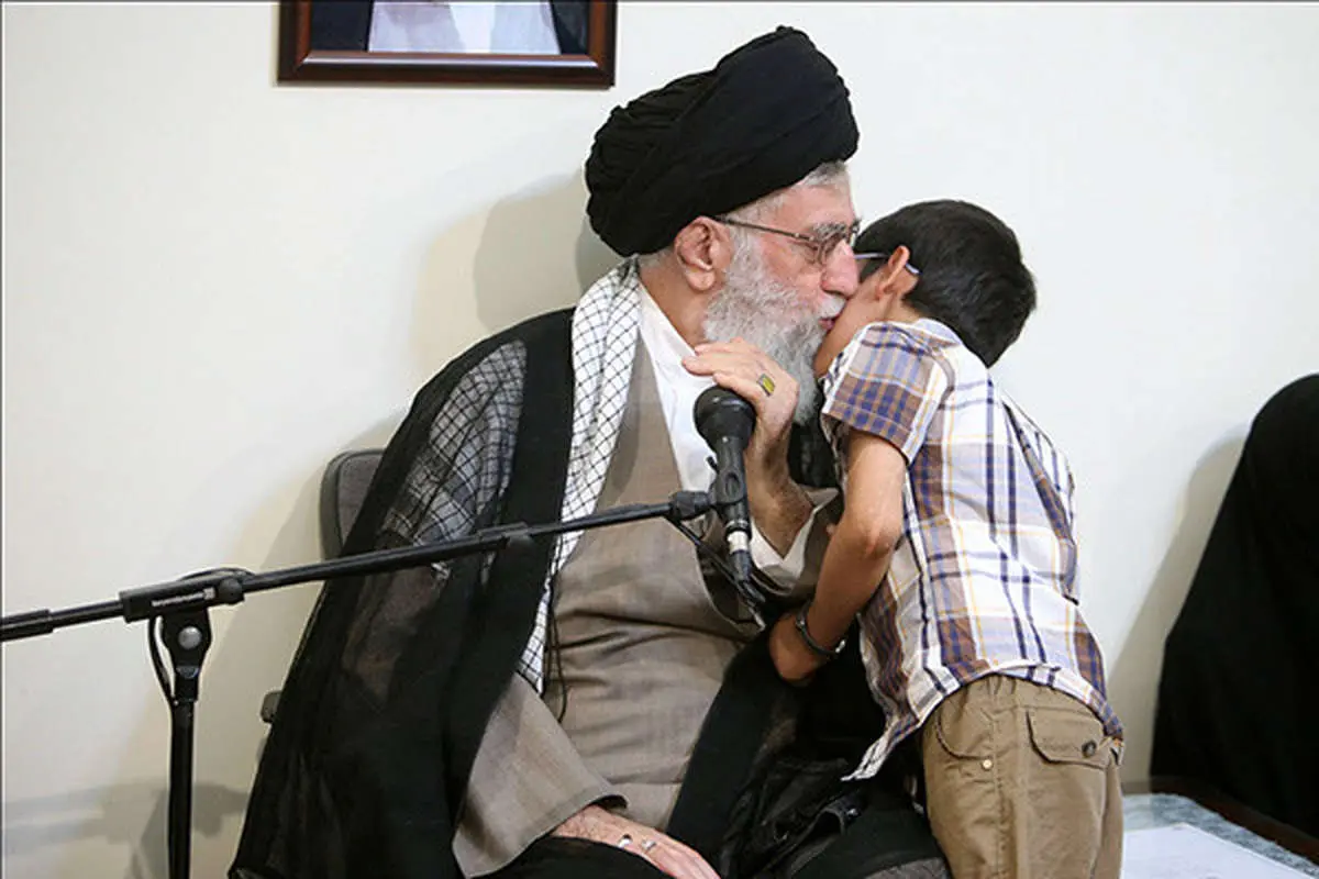 (تصاویر) دیدارخانواده‌ شهدای مدافع حرم با رهبرانقلاب