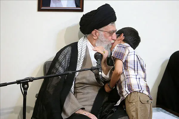 (تصاویر) دیدارخانواده‌ شهدای مدافع حرم با رهبرانقلاب