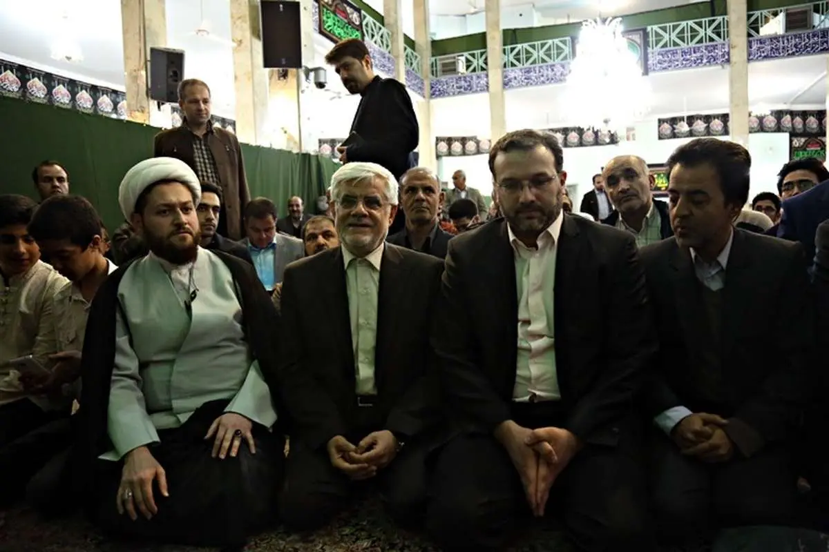 (تصاویر) سخنرانی عارف در مسجد محله احمدی‌نژاد