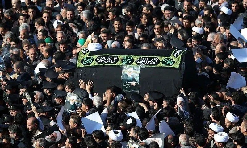 رهبر معظم انقلاب بر پیکر مرحوم واعظ طبسی نماز خواندند