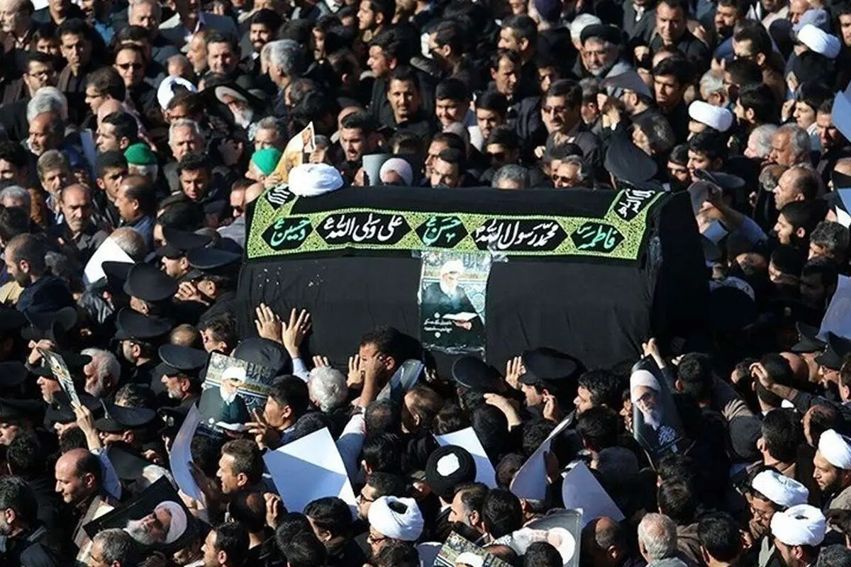 رهبر معظم انقلاب بر پیکر مرحوم واعظ طبسی نماز خواندند