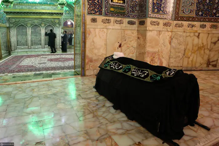 (تصاویر) حضور رهبر انقلاب در خاکسپاری آیت‌الله طبسی