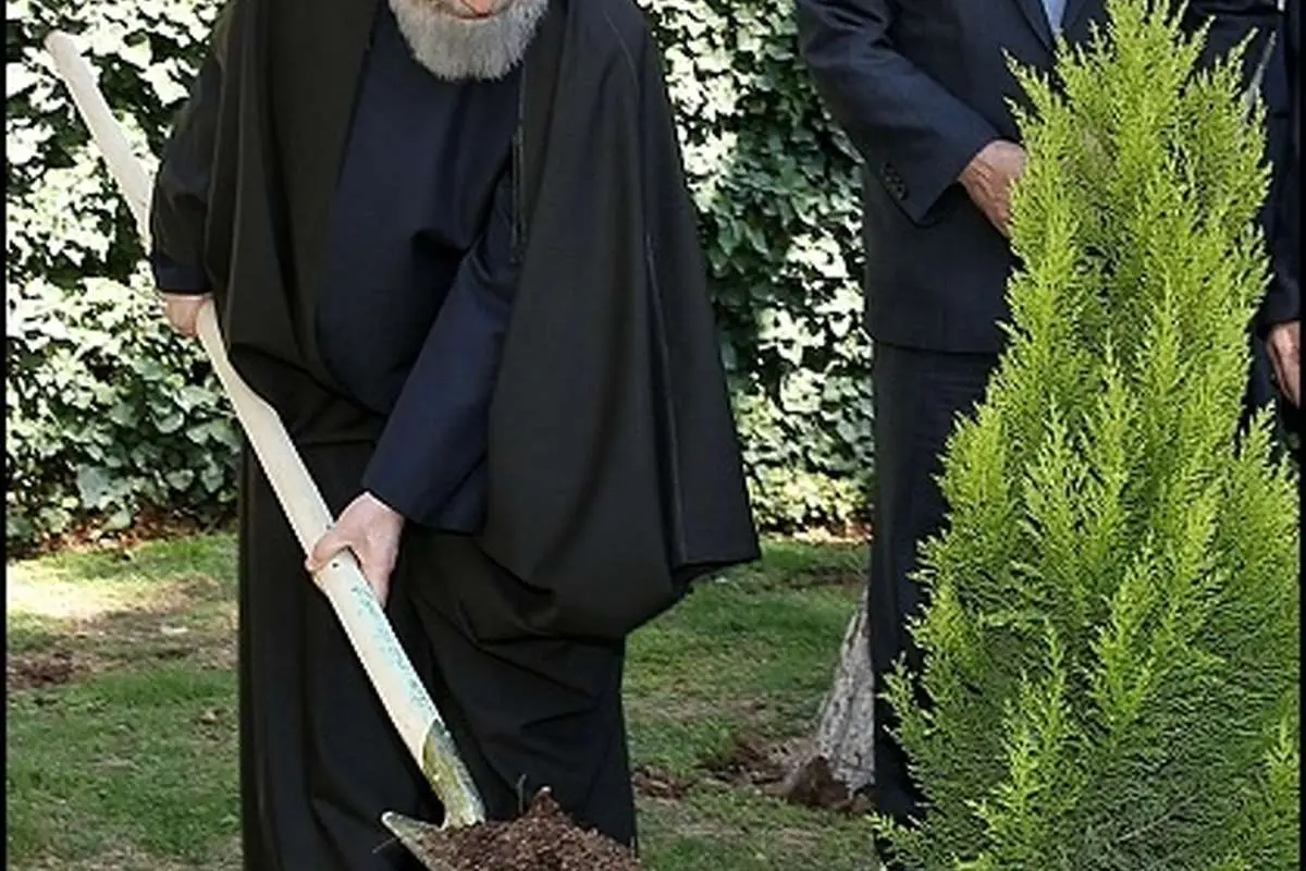 (تصاویر) همکاری روحانی، جهانگیری و ابتکار برای کاشت یک نهال