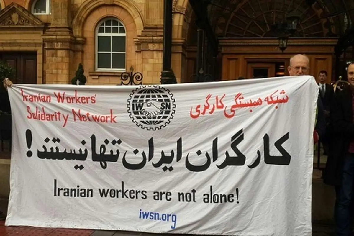 (تصاویر) تجمع در برابر محل سخنرانی نهاوندیان