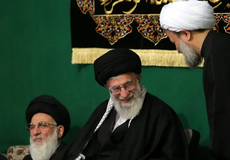 عزاداری در حسینیه امام خمینی(ره)، بازار گل تهران، دستفروشان در آستانه عید، اکران...
