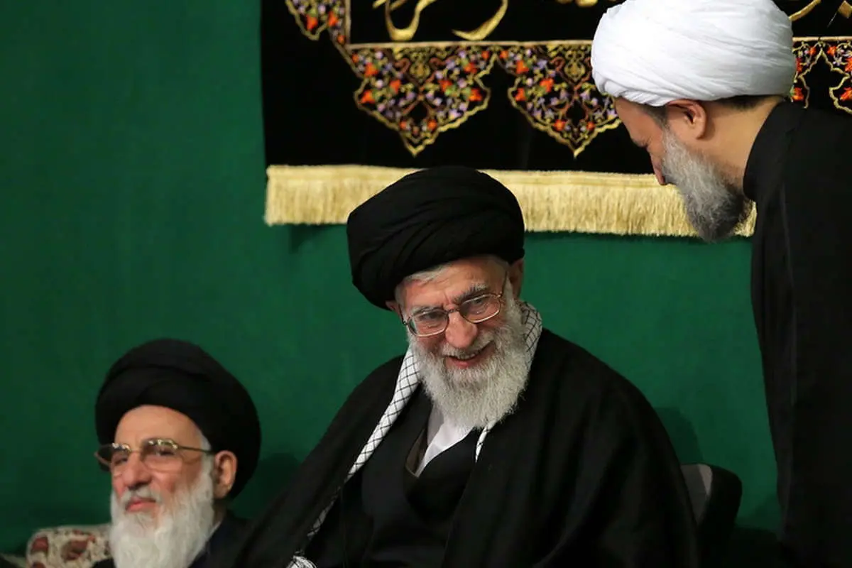 عزاداری در حسینیه امام خمینی(ره)، بازار گل تهران، دستفروشان در آستانه عید، اکران...