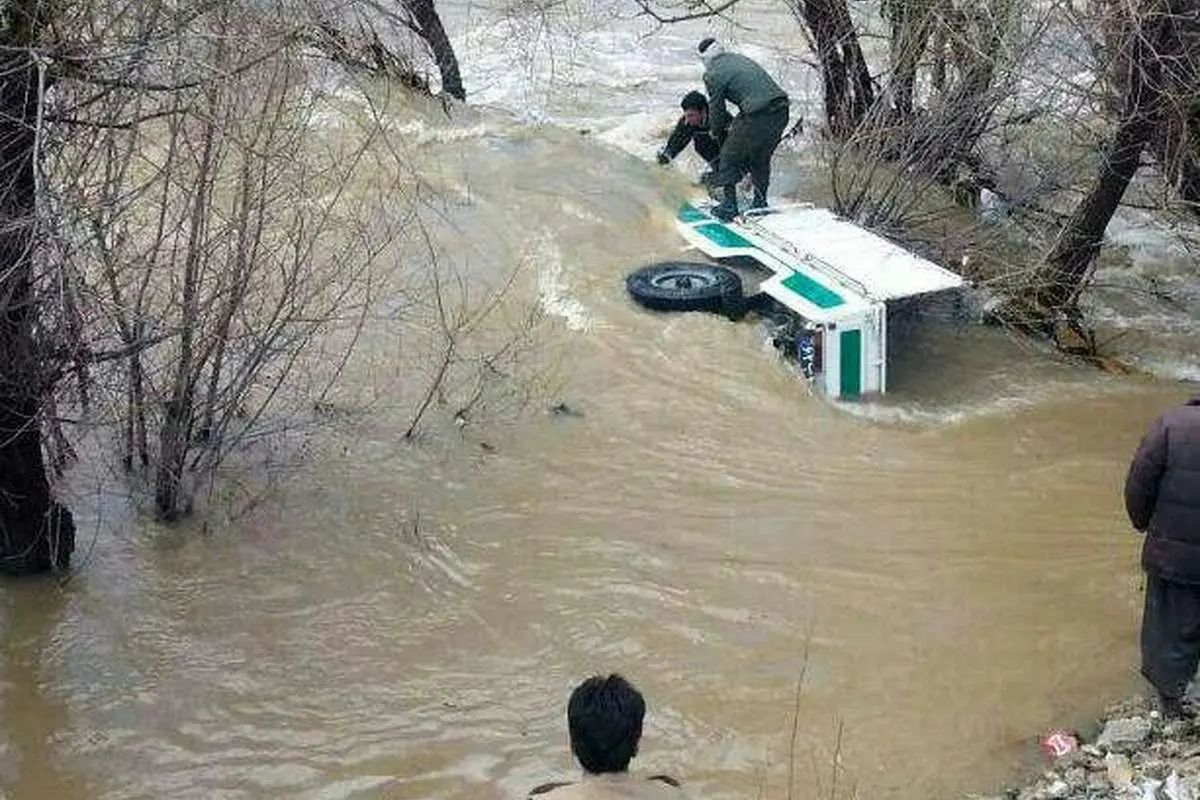 (تصویر) غرق شدن خودروی ناجا