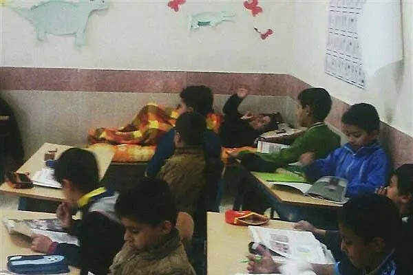 تصویر بحث‌برانگیز تدریس یک معلم در بستر بیماری