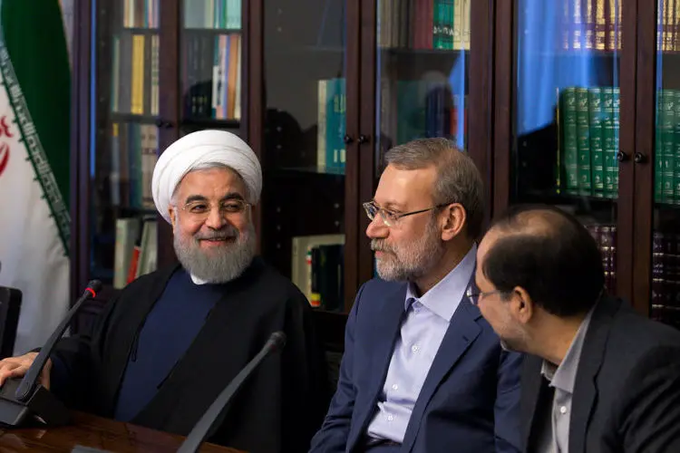 مجلس ترحیم پدر محمدعلی ابطحی، خنده ظریف در نشست وزرای خارجه، دستگیری دانشجوی معترض، بازار داغ عکس سلفی و ...