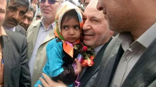 (تصویر) فرزند معلم فداکار سیستان و بلوچستانی در آغوش فانی