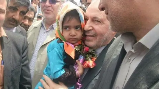 (تصویر) فرزند معلم فداکار سیستان و بلوچستانی در آغوش فانی