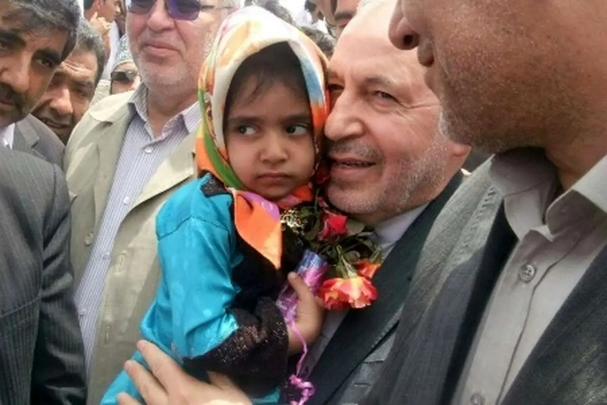 (تصویر) فرزند معلم فداکار سیستان و بلوچستانی در آغوش فانی