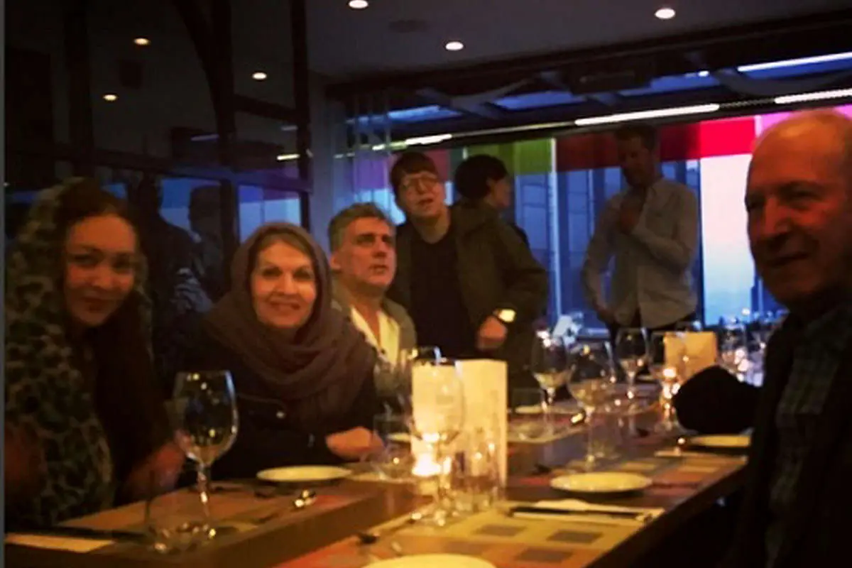 عکسی از نیکی کریمی کنار پدر و مادرش در استانبول