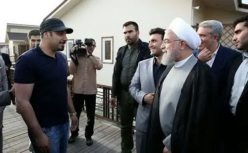 (تصویر) دیدار اتفاقی روحانی و خواننده‌ پاپ