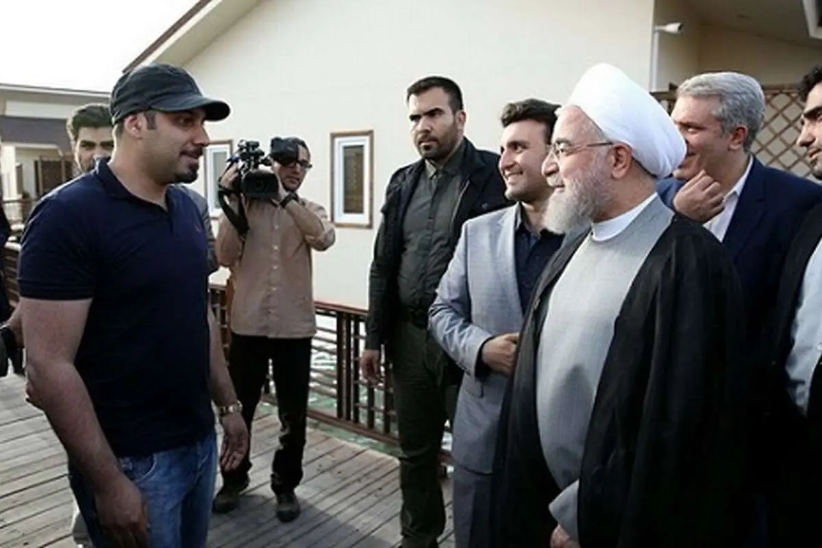(تصویر) دیدار اتفاقی روحانی و خواننده‌ پاپ