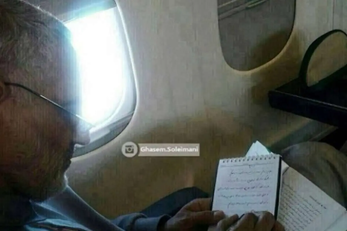 (تصویر) سردار سلیمانی در حال مطالعه کتاب مارکز