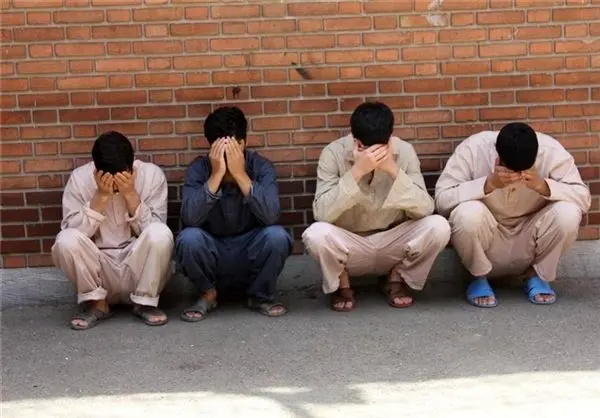 آزار و اذیت زن جوان در بیابان‌ توسط 4 شیطان صفت