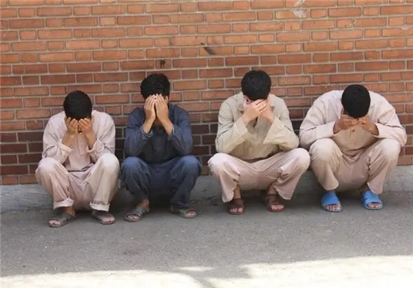 آزار و اذیت زن جوان در بیابان‌ توسط 4 شیطان صفت