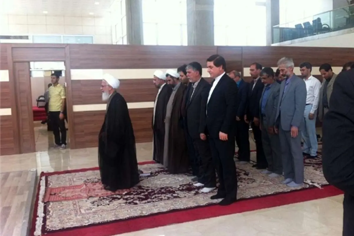 (تصویر) نماز آیتالله جوادی آملی در نمایشگاه کتاب