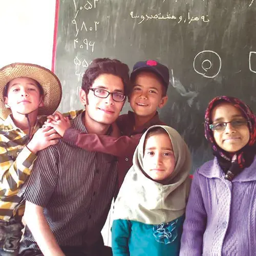 معلم و دانش‌آموزان یک روستای دورافتاد در اینستاگرام معروف شدند