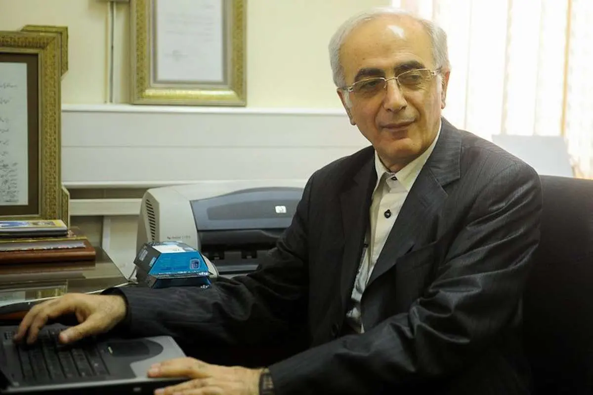 تجلیل احمد توکلی از یک کارشناس با موهای سپید