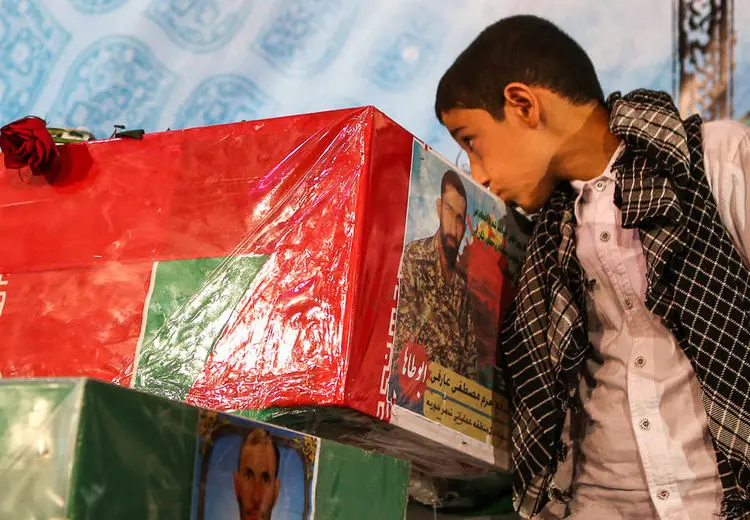 مراسم وداع با شهدا و پدر علم و تربیت ایران، از زدوخورد تا شادی در حاشیه فوتبال، بازدیدکنندگان...